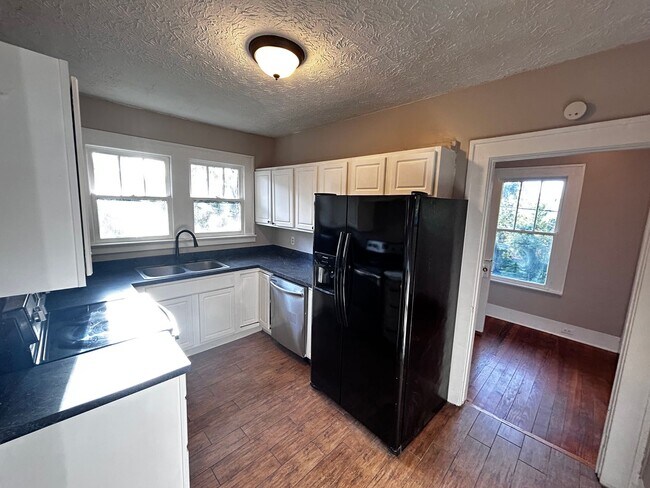 Building Photo - 2561 Rosselle St
