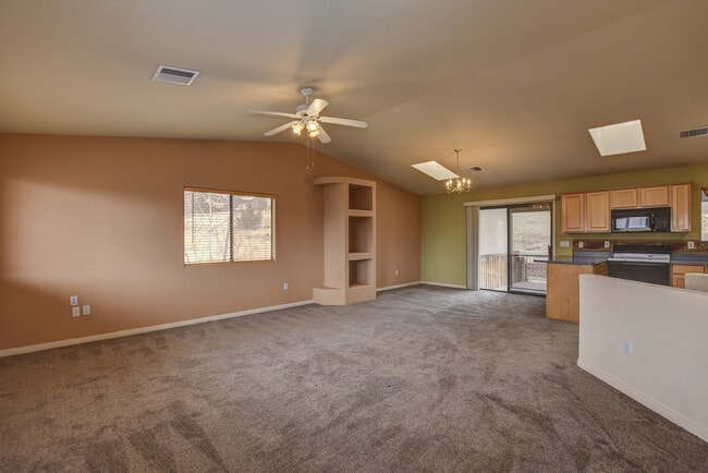 Building Photo - 3 Bedroom 3 Bath home in Diamond Valley!