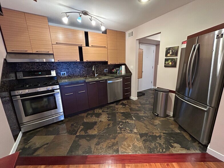 Primary Photo - 5400 Carriageway Dr