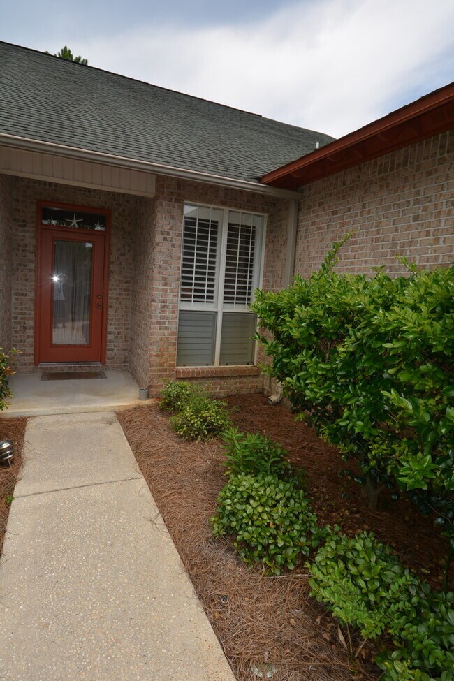 Building Photo - Escada large 2 story townhouse with fireplace, vaulted ceilings, master suite, 2 car garage, comm...