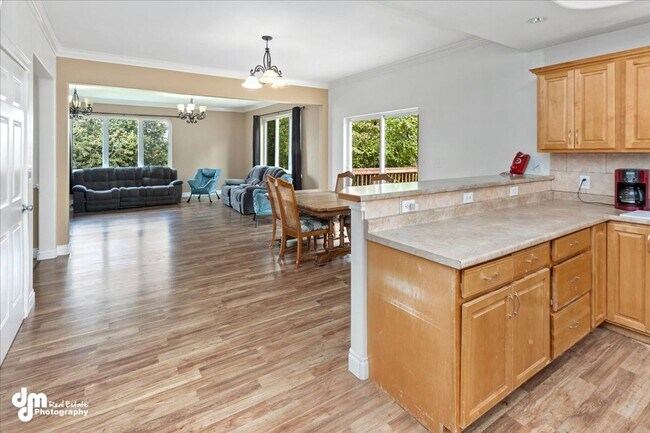Building Photo - Spacious 5BD/3BA Home!