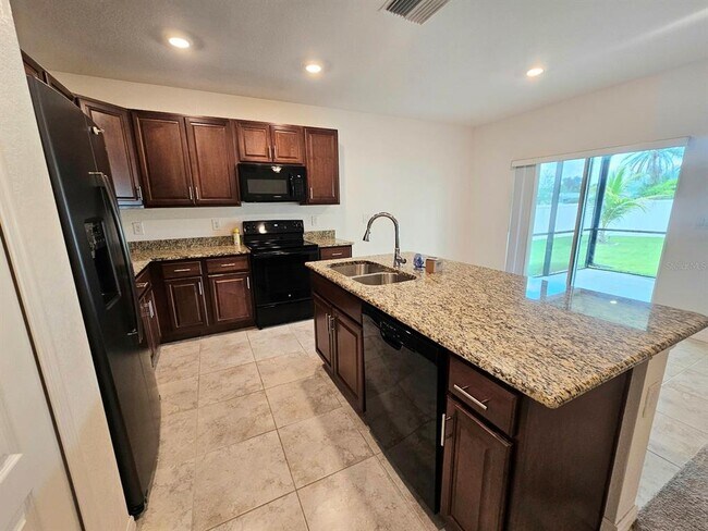Building Photo - 3050 Beacon Dr