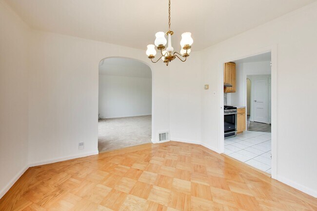 Building Photo - Bright Corner Home with Family Room, Yard & Laundry in Prime Sunset Location!