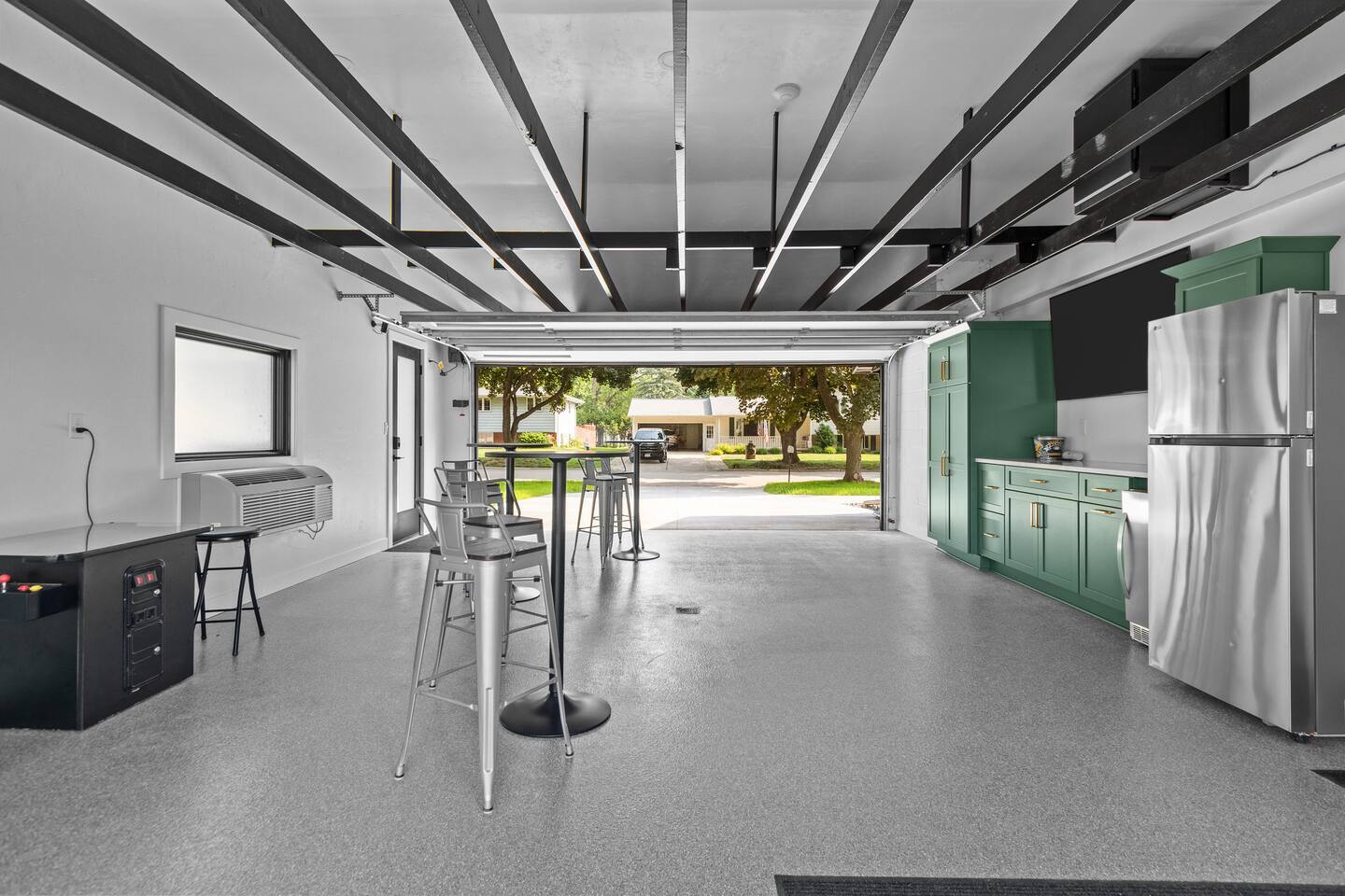 Building Photo - 1095 April Ln