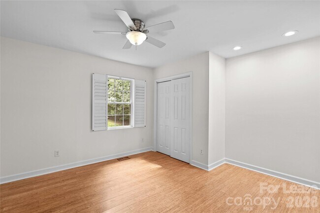 Building Photo - 5020 Fox Hollow Dr