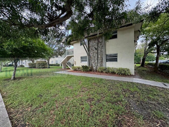 Interior Photo - Lakeview Apartments - 5911 SW 41 St