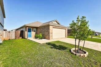 Building Photo - 3 bed 2 bath 2 car garage only two years o...