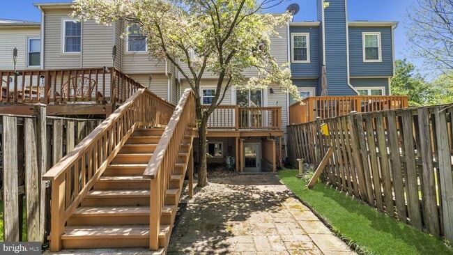 Building Photo - This stunning 3-bedroom, 2-bathroom interior townhome is sure to impress.