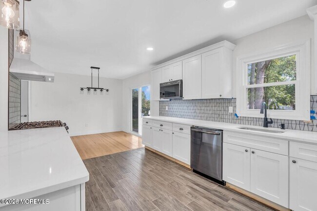 Building Photo - 223 Essex Dr