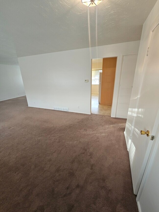 Building Photo - 4 bed 2 bath Home in Murray