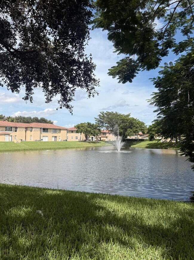 Building Photo - 10230 Twin Lakes Dr