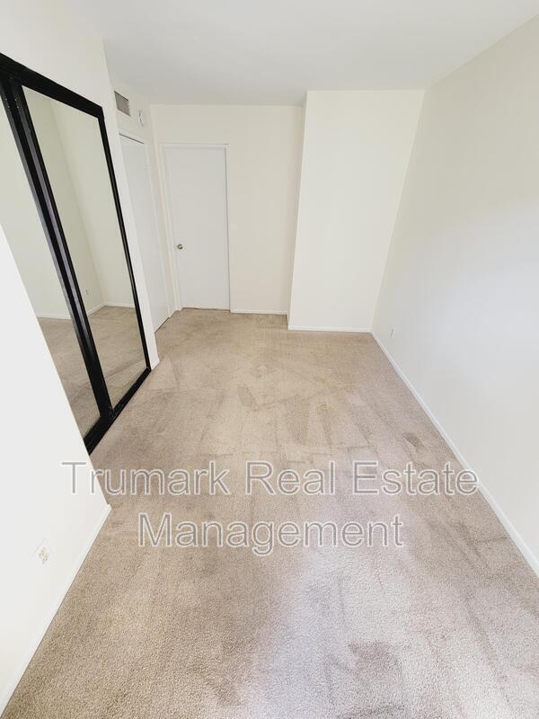 Building Photo - 416 W Milford St