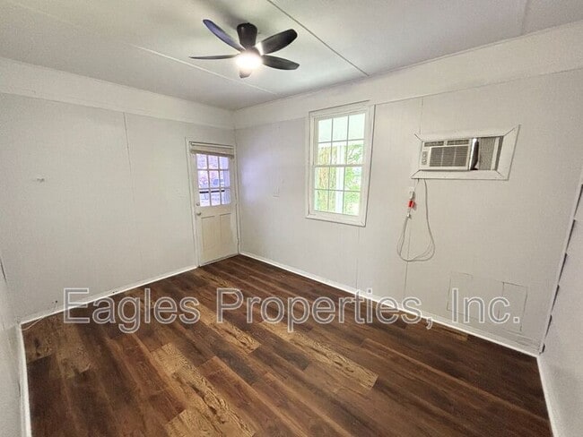 Building Photo - 418 Dove Pl