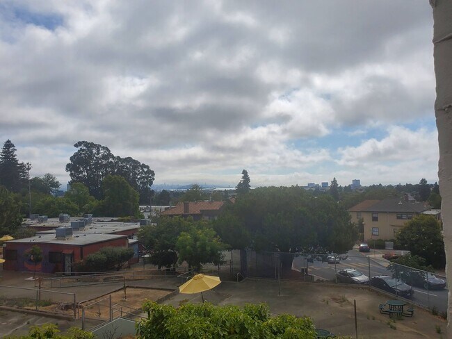 Building Photo - Top Floor Rockridge Two Bedroom Condo with...