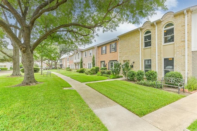 Building Photo - 1352 Country Pl Dr