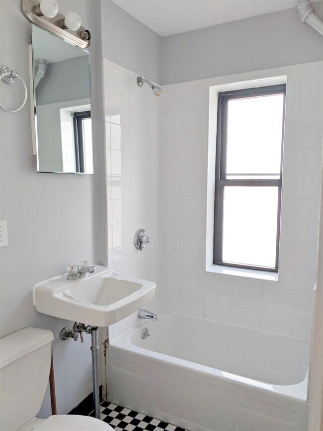 Building Photo - 41 Ivaloo St