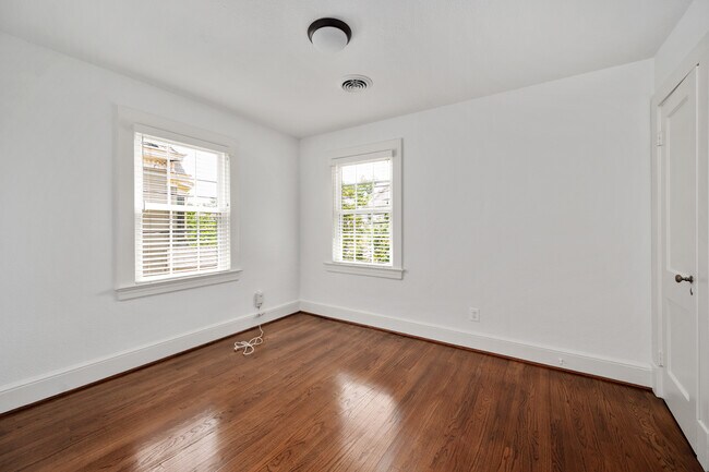 Building Photo - 819 Weedon St