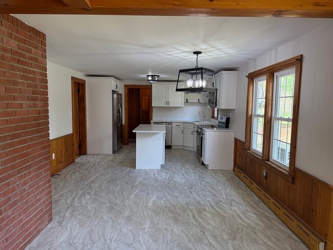 Building Photo - 3 Crescent St