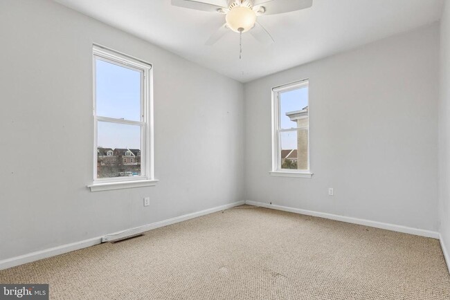 Building Photo - 441 Roxborough Ave