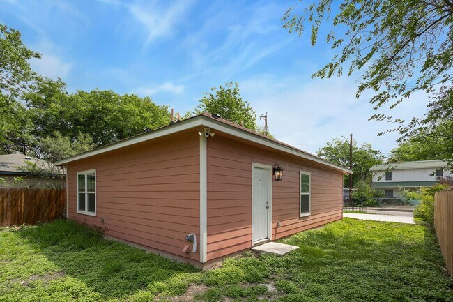 Building Photo - Charming 3/2/2 single story home near Downtown SA & St. Mary's University!