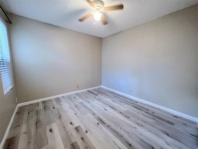 Building Photo - 9900 Hundred Oaks Cir