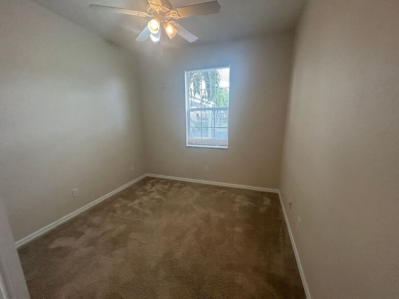 Building Photo - Spacious  3/2 ground floor unit