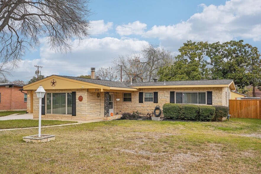 Building Photo - 210 Lemonwood Ave