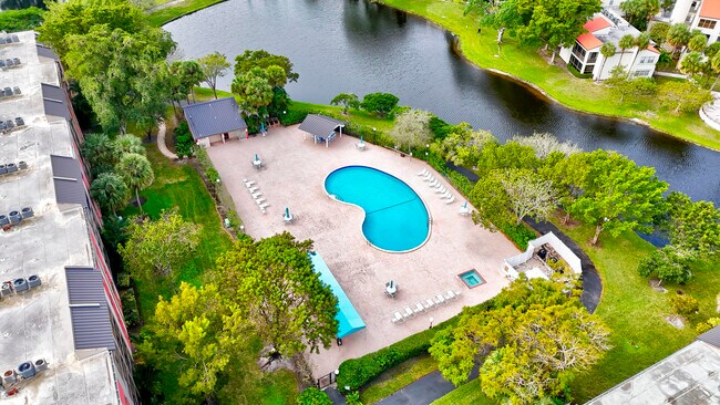 Building Photo - 2200 S Cypress Bend Dr