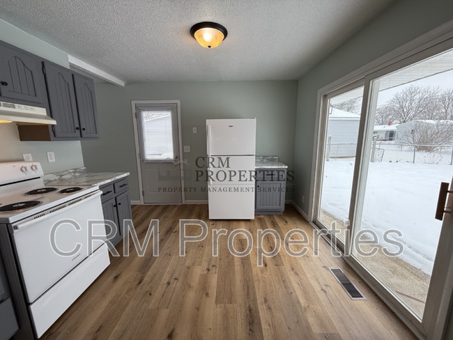 Building Photo - 800 Maumee Dr