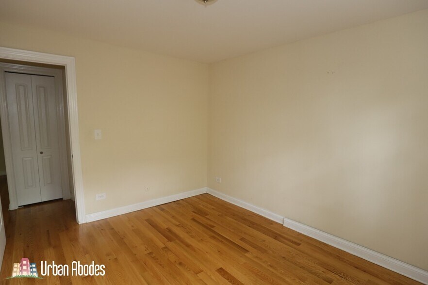 Building Photo - 456 W Barry Ave