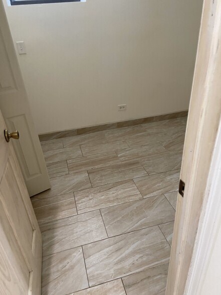 Building Photo - 1829 S California Ave