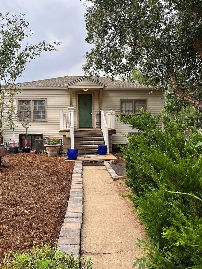 Building Photo - SHORT TERM RENTAL: Spacious 5+ Bedroom Home on the Hill! Available Now-July 24th 2026.