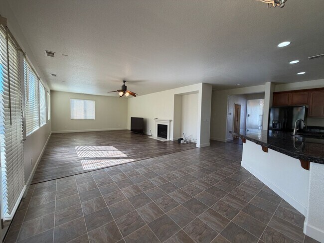 Building Photo - Spacious 4 Bedroom, 2.5 Bath in North Valleys