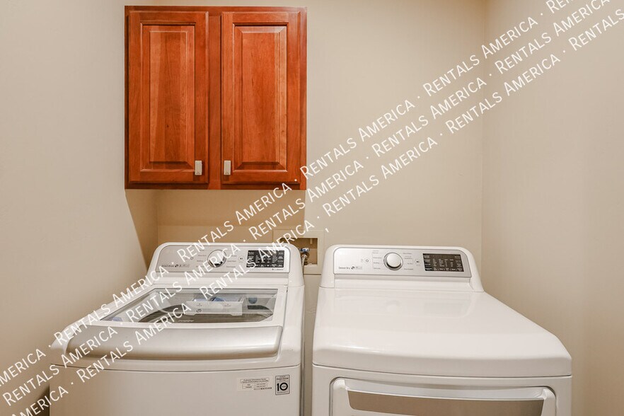 Building Photo - 7402 Hum Rd