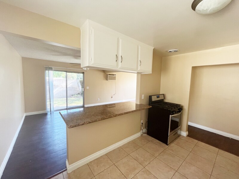 Building Photo - 835 S Oaks Ave