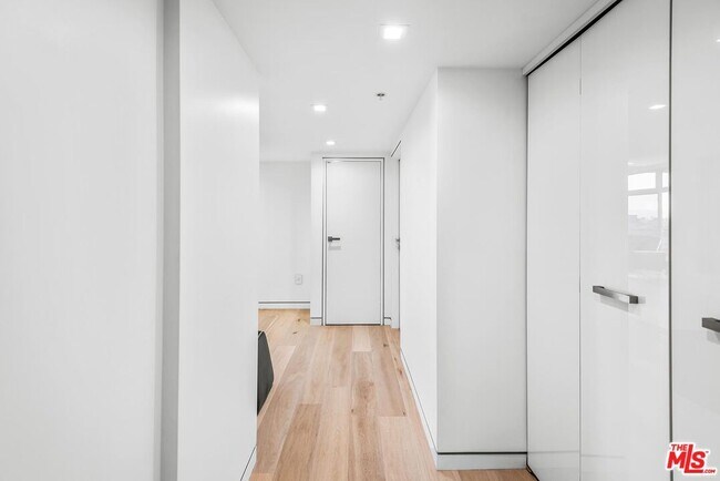 Building Photo - 13700 Marina Pointe Dr