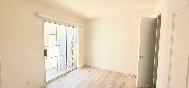 Building Photo - Gorgeous Remodeled 3bed 3bath 2 car garage...