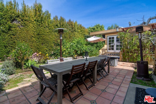 Building Photo - 543 N Las Palmas Ave