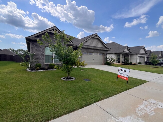 Building Photo - 14741 Greenleaf Dr