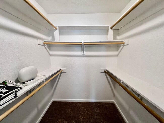 Building Photo - Gorgeous fully renovated 4 bedroom home in...