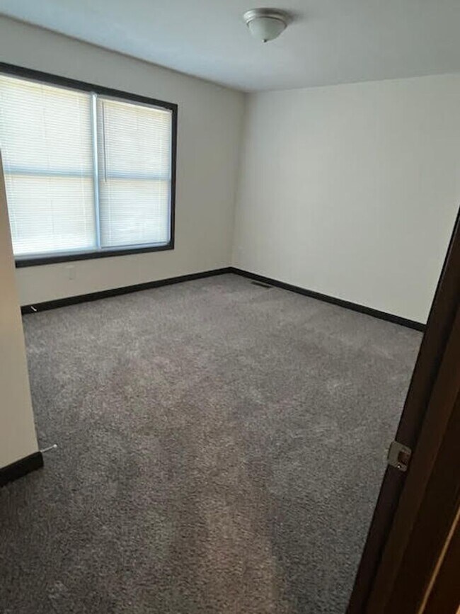 Building Photo - 147 Southpark Dr