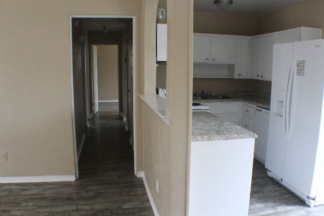 Building Photo - 3 bed house for rent