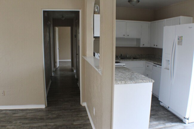 Building Photo - 3 bedroom home with fenced in yard!