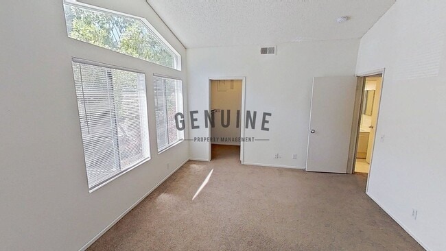 Building Photo - Charming 1Bd Upstairs Condo w/ Den & Garage
