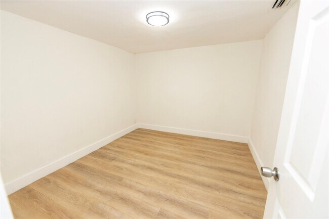 Building Photo - 2510 NE 3rd Ave