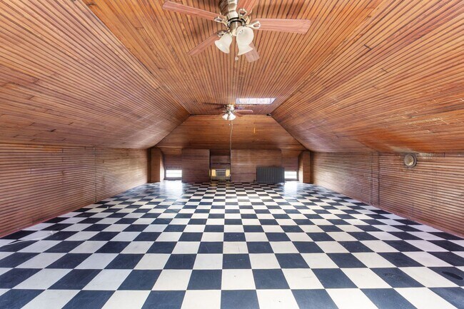 Building Photo - Huge Brick House in Victorian Village/Shor...
