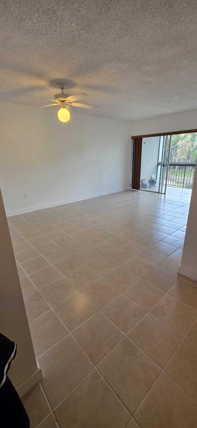 Building Photo - 711 N Pine Island Rd