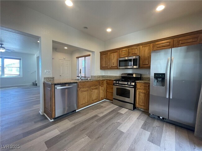 Building Photo - 10571 Mann St