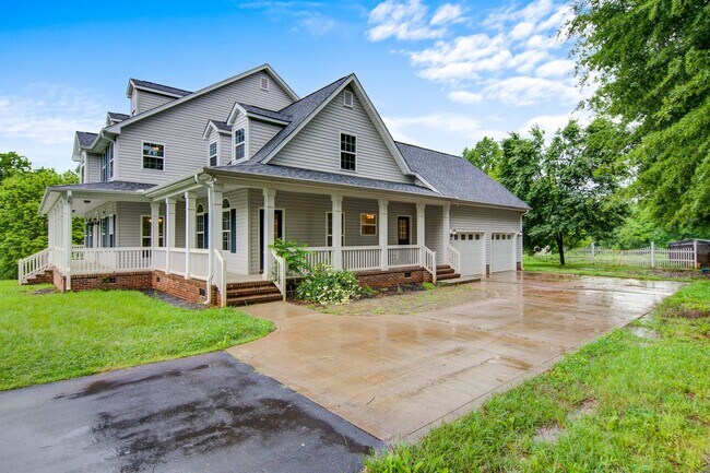 Building Photo - Charming 4 Bed, 3.5 Bath Modern Farmhouse on Expansive Land – Prime Location!