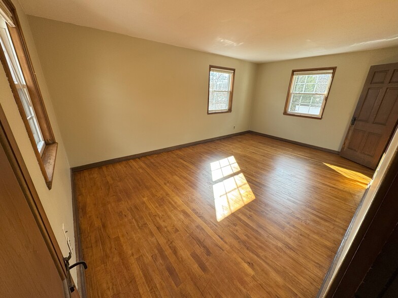 Main Bedroom - 5598 Basswood St